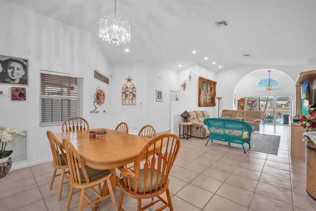 9883 Harbour Lake Cir, Boynton Beach, FL 33437