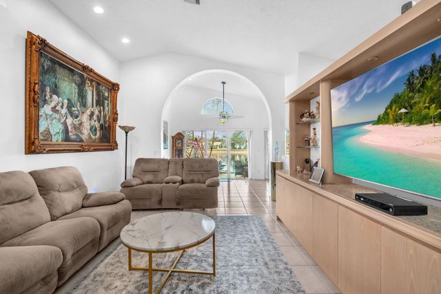 9883 Harbour Lake Cir, Boynton Beach, FL 33437