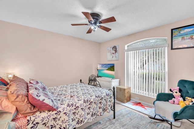 9883 Harbour Lake Cir, Boynton Beach, FL 33437