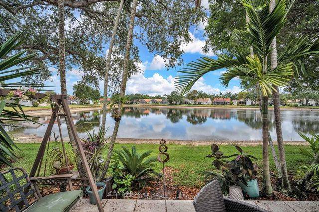 9883 Harbour Lake Cir, Boynton Beach, FL 33437