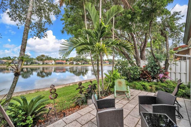 9883 Harbour Lake Cir, Boynton Beach, FL 33437