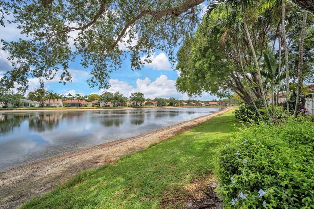 9883 Harbour Lake Cir, Boynton Beach, FL 33437