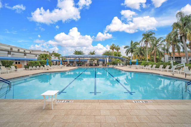 9883 Harbour Lake Cir, Boynton Beach, FL 33437