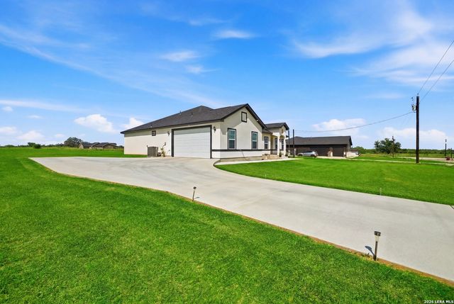 105 Hidden Cv, Floresville, TX 78114