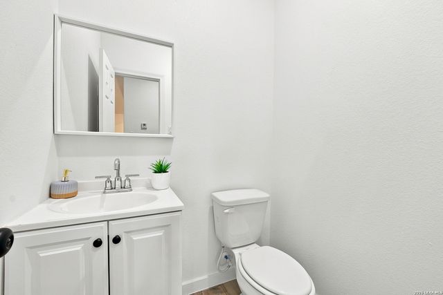 105 Hidden Cv, Floresville, TX 78114