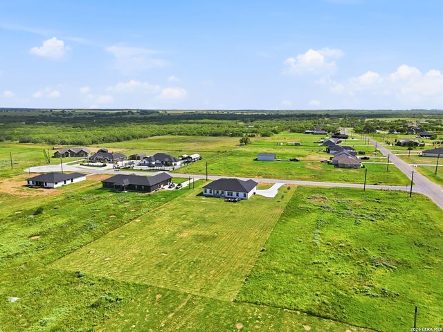 105 Hidden Cv, Floresville, TX 78114