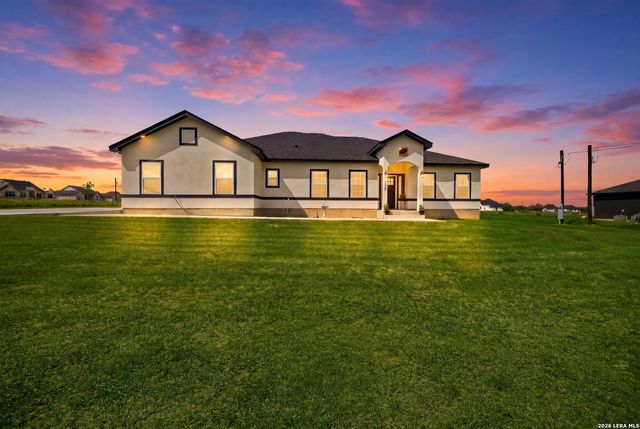 105 Hidden Cv, Floresville, TX 78114