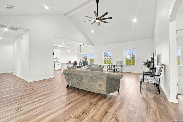 105 Hidden Cv, Floresville, TX 78114