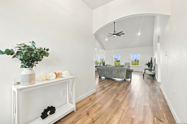 105 Hidden Cv, Floresville, TX 78114