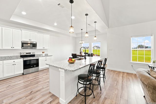 105 Hidden Cv, Floresville, TX 78114
