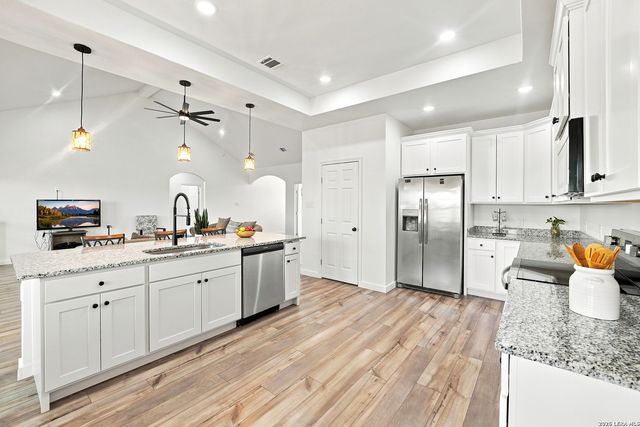 105 Hidden Cv, Floresville, TX 78114