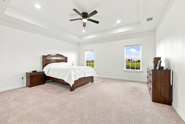 105 Hidden Cv, Floresville, TX 78114
