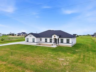 105 Hidden Cv, Floresville, TX 78114