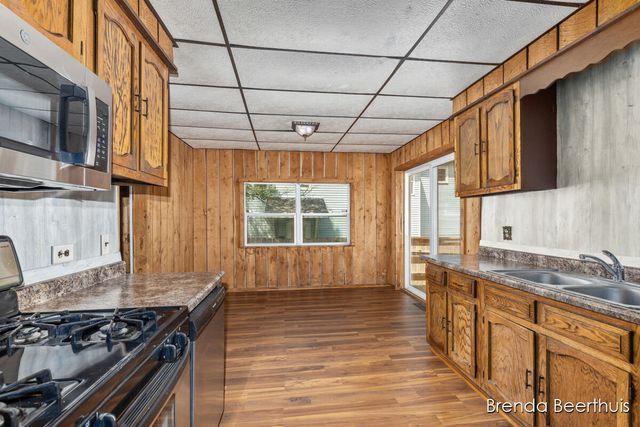 165 E Division Street NE, Rockford, MI 49341