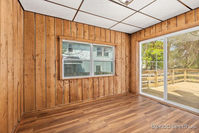 165 E Division Street NE, Rockford, MI 49341