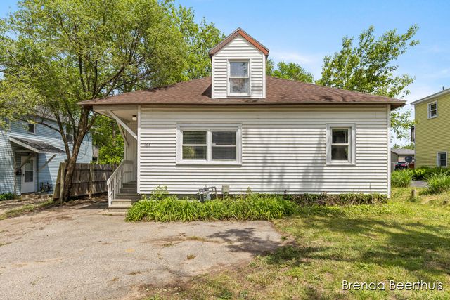 165 E Division Street NE, Rockford, MI 49341