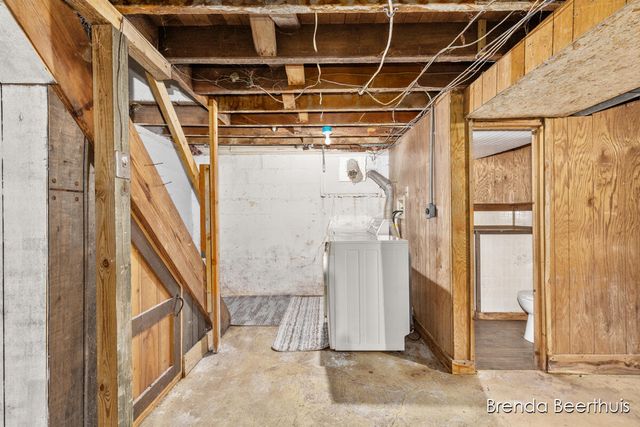 165 E Division Street NE, Rockford, MI 49341