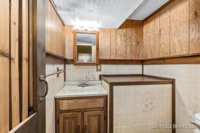 165 E Division Street NE, Rockford, MI 49341