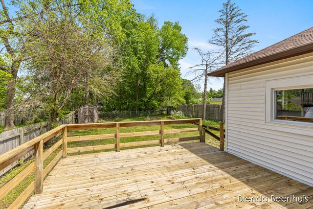 165 E Division Street NE, Rockford, MI 49341