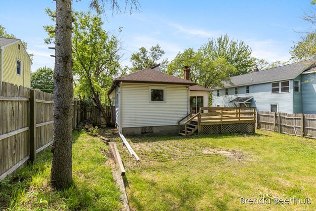 165 E Division Street NE, Rockford, MI 49341
