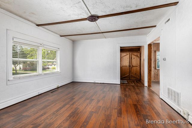 165 E Division Street NE, Rockford, MI 49341