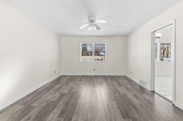 5885 Hidden Oaks Circle SE, Prior Lake, MN 55372