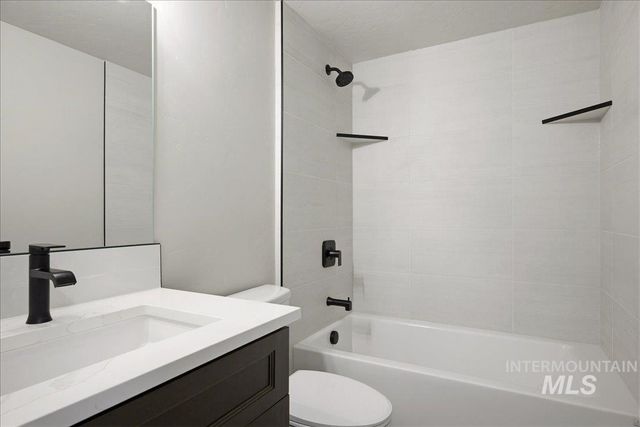5231 N Sorrento Dr, Boise, ID 83704