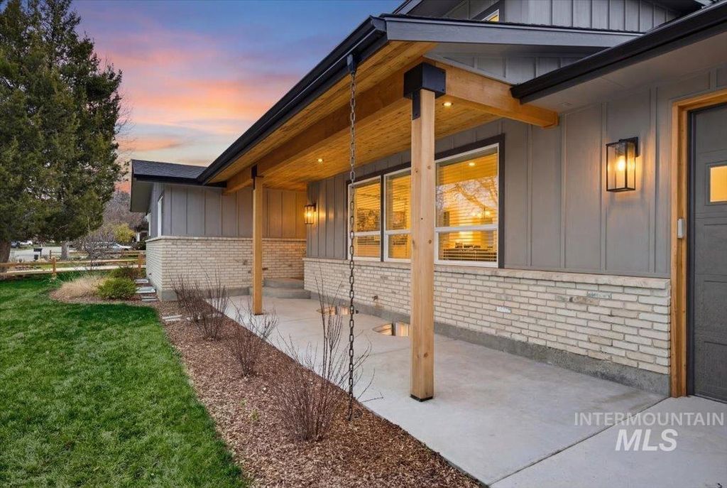 5231 N Sorrento Dr, Boise, ID 83704 photo 2