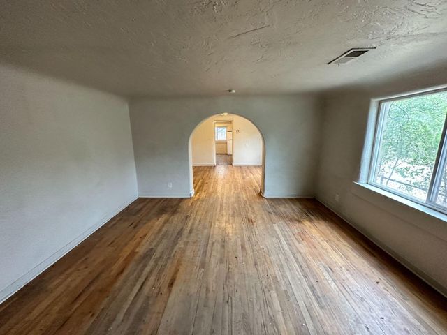 1011 Edith Blvd NE B-D, Albuquerque, NM 87102