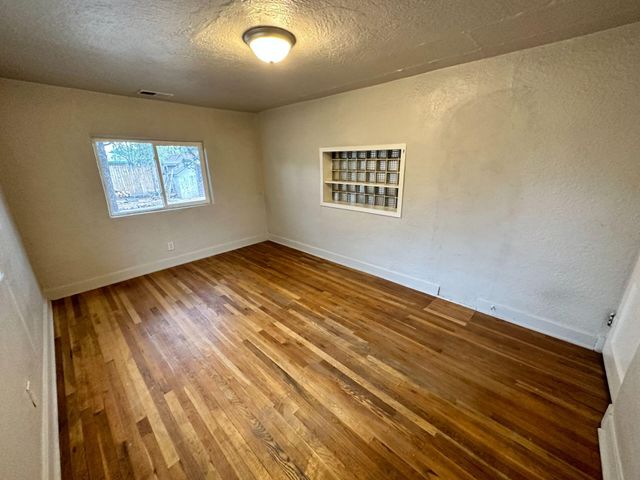 1011 Edith Blvd NE B-D, Albuquerque, NM 87102