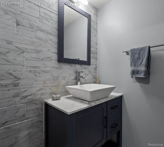 1708 Brentwood Drive, Troy, MI 48098