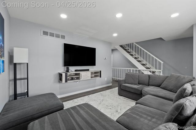 1708 Brentwood Drive, Troy, MI 48098