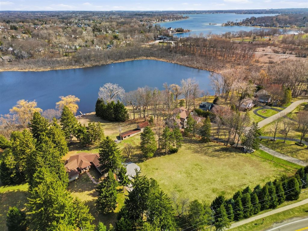 6150 Willow Road, West Bloomfield, MI 48324