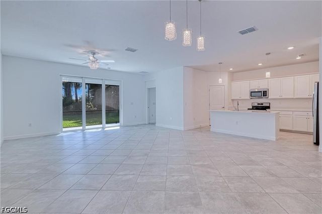 9146 Leatherwood LOOP, Lehigh Acres, FL 33936