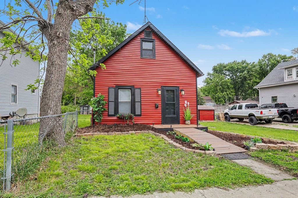 1810 E Walnut Street, Des Moines, IA 50316