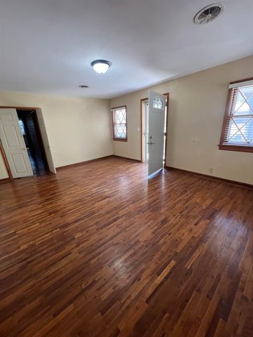 606 N Lakeside Dr, Andover, KS 67002