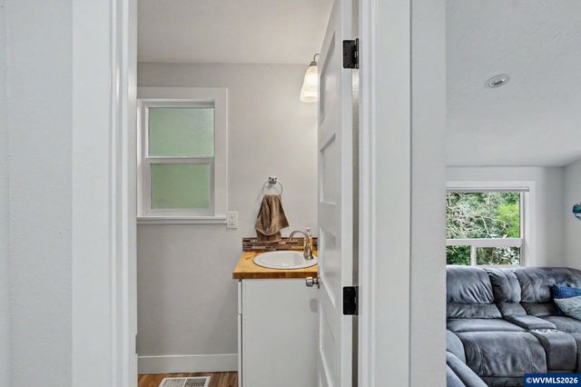 1450 Beaumont Dr NW, Salem, OR 97304