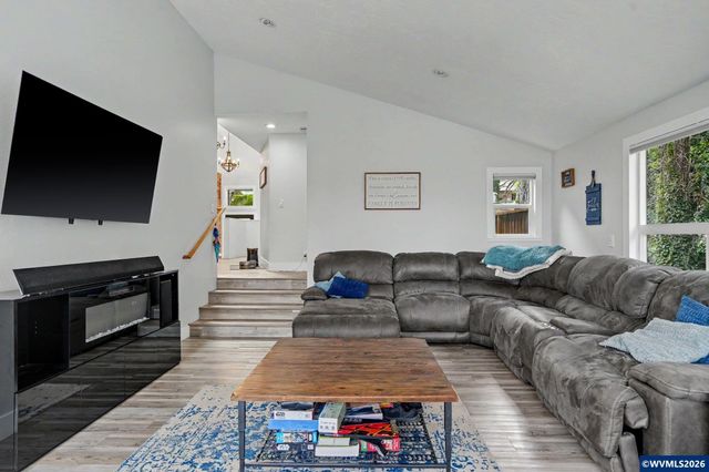 1450 Beaumont Dr NW, Salem, OR 97304