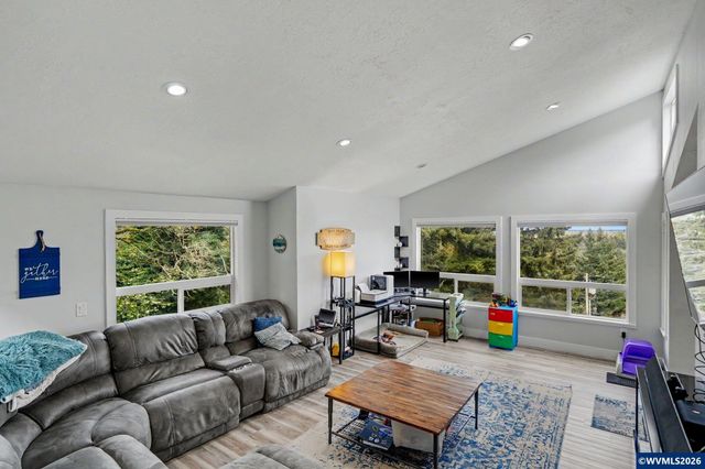 1450 Beaumont Dr NW, Salem, OR 97304