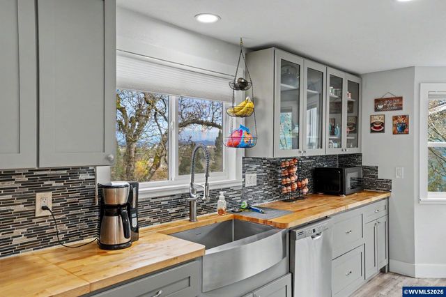 1450 Beaumont Dr NW, Salem, OR 97304