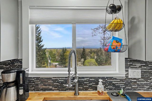 1450 Beaumont Dr NW, Salem, OR 97304