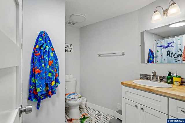 1450 Beaumont Dr NW, Salem, OR 97304