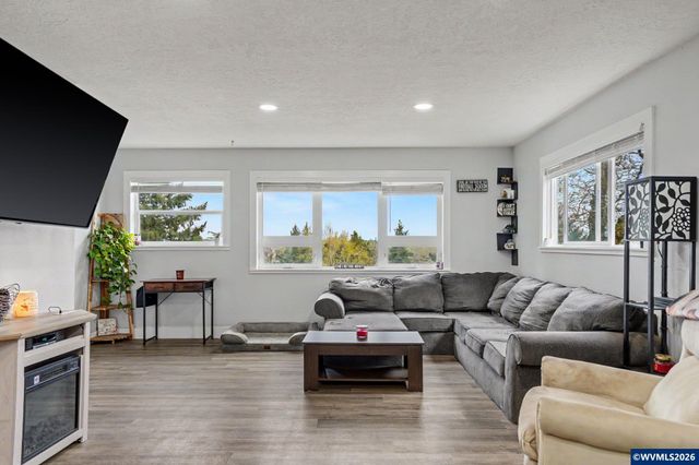 1450 Beaumont Dr NW, Salem, OR 97304