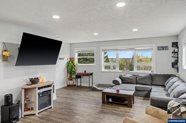 1450 Beaumont Dr NW, Salem, OR 97304