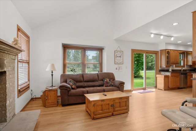 78 Forestview Lane, Aurora, IL 60502