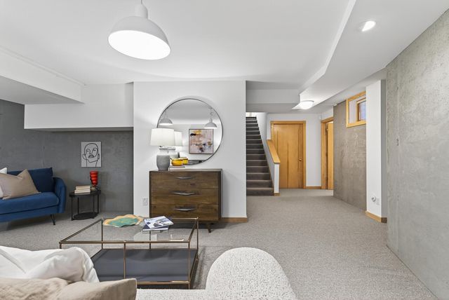 555 Montcalm Place, Saint Paul, MN 55116