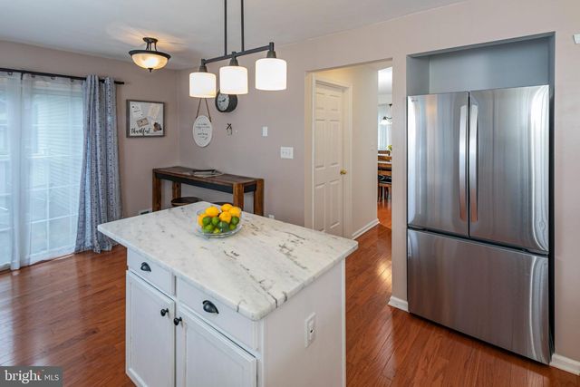1 HOWE CT, Pennington, NJ 08534