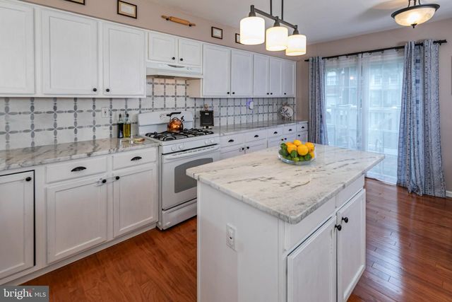 1 HOWE CT, Pennington, NJ 08534