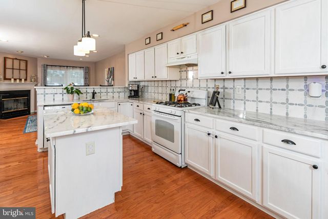 1 HOWE CT, Pennington, NJ 08534