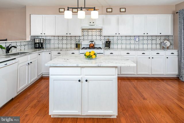 1 HOWE CT, Pennington, NJ 08534
